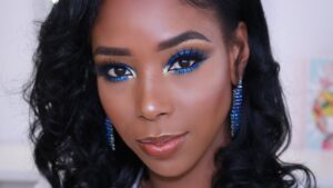 Descubre un maquillaje azul sencillo para realzar tu Belleza siendo morena