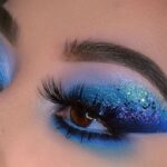 Descubre el encanto del maquillaje azul rey con toques de brillo plateado. Obtén un look impactante y sofisticado en solo minutos. Perfecto para los amantes del maquillaje.