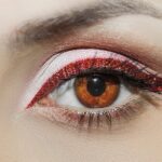 Logra un look espectacular con nuestro maquillaje azul rey con glitter. Deslumbra a todos con brillo y estilo. Perfecto para ocasiones especiales. ¡Atrévete a brillar con nosotros!