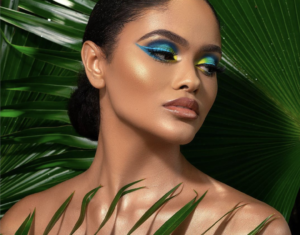 Descubre el maquillaje azul rey natural y resalta tu Belleza