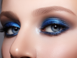 Descubre la magia del maquillaje con gotas azules – Transforma tu look con un toque de color único y vibrante – ¡Sorprende con un estilo deslumbrante!