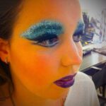 Descubre cómo lucir radiante con maquillaje azul y morado