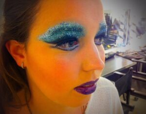 Descubre cómo lucir radiante con maquillaje azul y morado