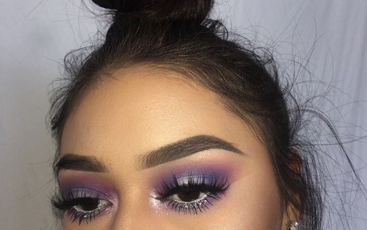 Logra un look impactante con el maquillaje baddie en tonos morados