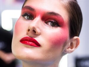 Aprende qué productos de maquillaje básico debes Bellezar para un look impecable