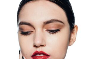 ¡Descubre cómo lograr un maquillaje básico perfecto! Aprende los pasos clave y resalta tu Belleza natural. Ideal para quienes deseen lucir radiantes en cualquier ocasión. ¡Entra ahora y sorpréndete con los resultados!
