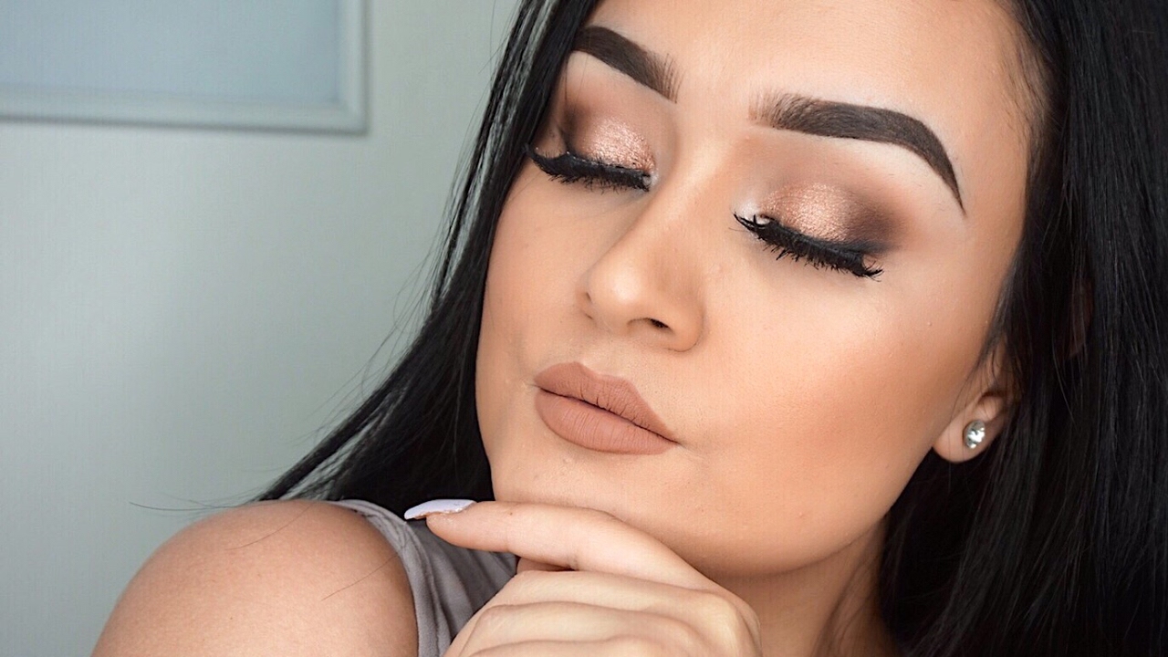 Encuentra tu look perfecto con maquillaje básico.