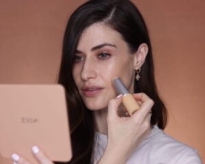 Descubre las características del maquillaje Benefit: ¡realza tu Belleza!