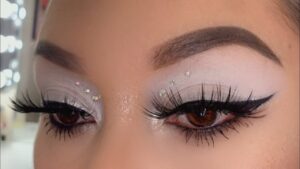 Descubre el encanto del maquillaje blanco para resplandecer durante el día.
