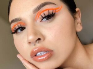 Descubre el impacto y brillo del maquillaje blanco neon para un look único y radiante.