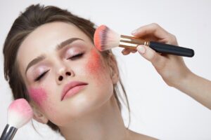 Descubre el mejor maquillaje blush para un look radiante y natural.