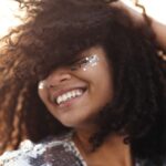 Descubre el maquillaje que brilla en la oscuridad y deslumbra a todos.