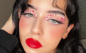 Descubre el brillo y la diversión con nuestro maquillaje de niña glitter