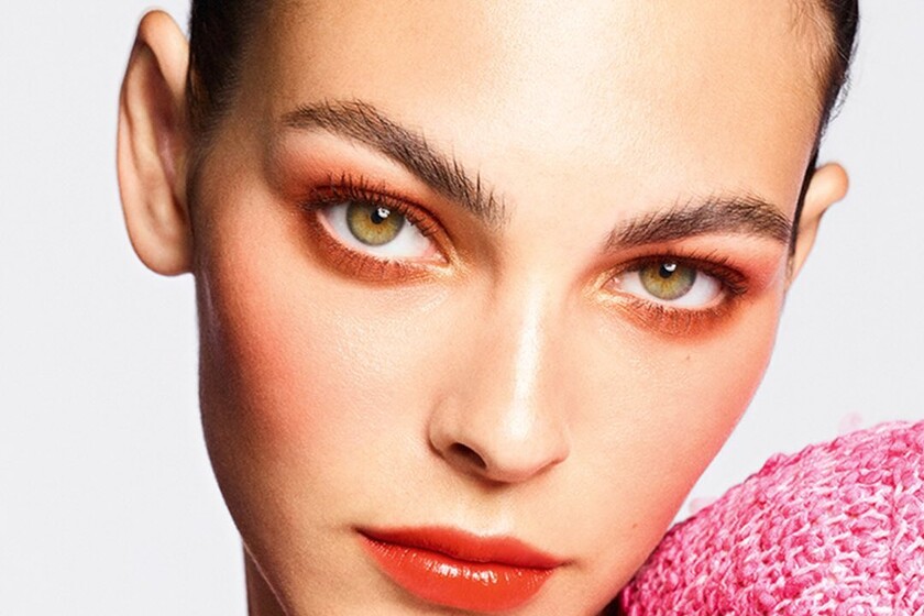 Descubre las mejores opiniones sobre el maquillaje Chanel y luce radiante.