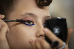 Descubre lo último en maquillaje Chanel para lucir radiante y elegante.