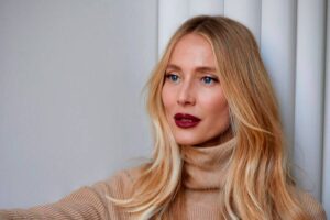 Descubre el increíble look de maquillaje azul y amarillo para resaltar tus ojos.