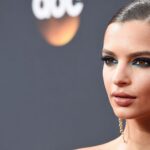 Atrévete con un look audaz: maquillaje azul delineado para resaltar tus ojos.