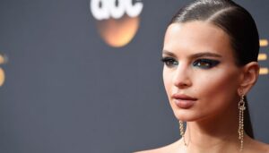Atrévete con un look audaz: maquillaje azul delineado para resaltar tus ojos.