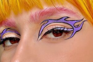 Logra un look deslumbrante con maquillaje de piedras en los ojos.