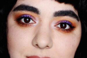 Descubre los mejores looks de maquillaje con tonos morados para resaltar tu Belleza.
