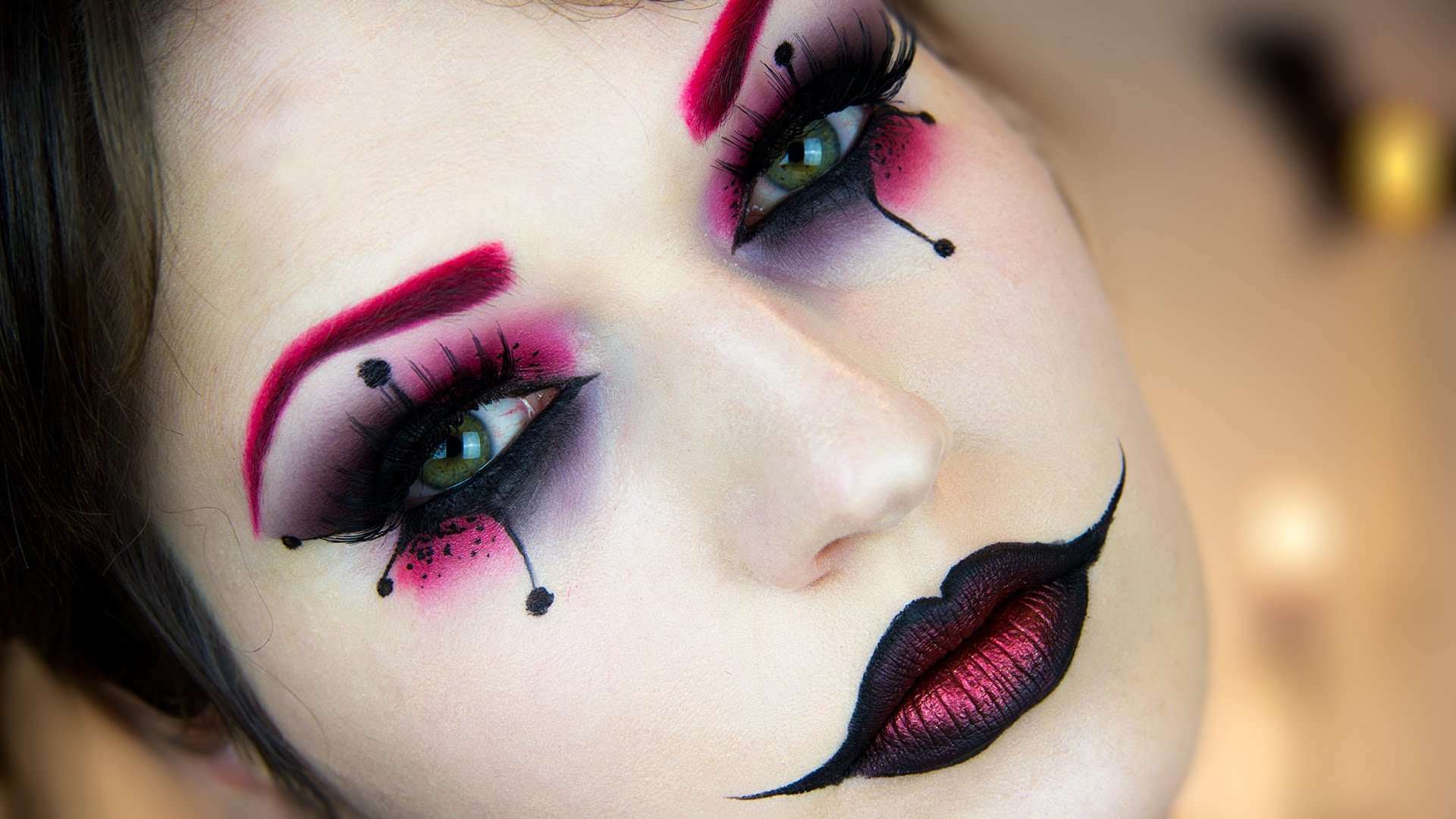 Descubre los mejores trucos de maquillaje para resaltar tu vestido azul