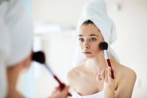 Descubre el maquillaje con Deliplus: calidad y Belleza en cada aplicación.