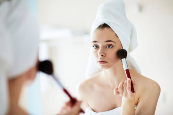 Descubre el maquillaje con Deliplus: calidad y Belleza en cada aplicación.