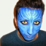 Transforma tu aspecto con maquillaje de avatar para hombres.