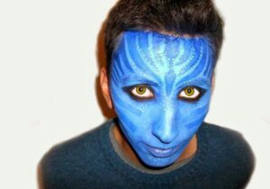 Transforma tu aspecto con maquillaje de avatar para hombres.