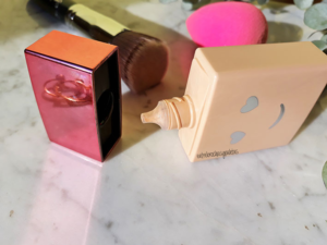Descubre el emocionante lanzamiento de maquillaje Benefit – ¡Una experiencia única!