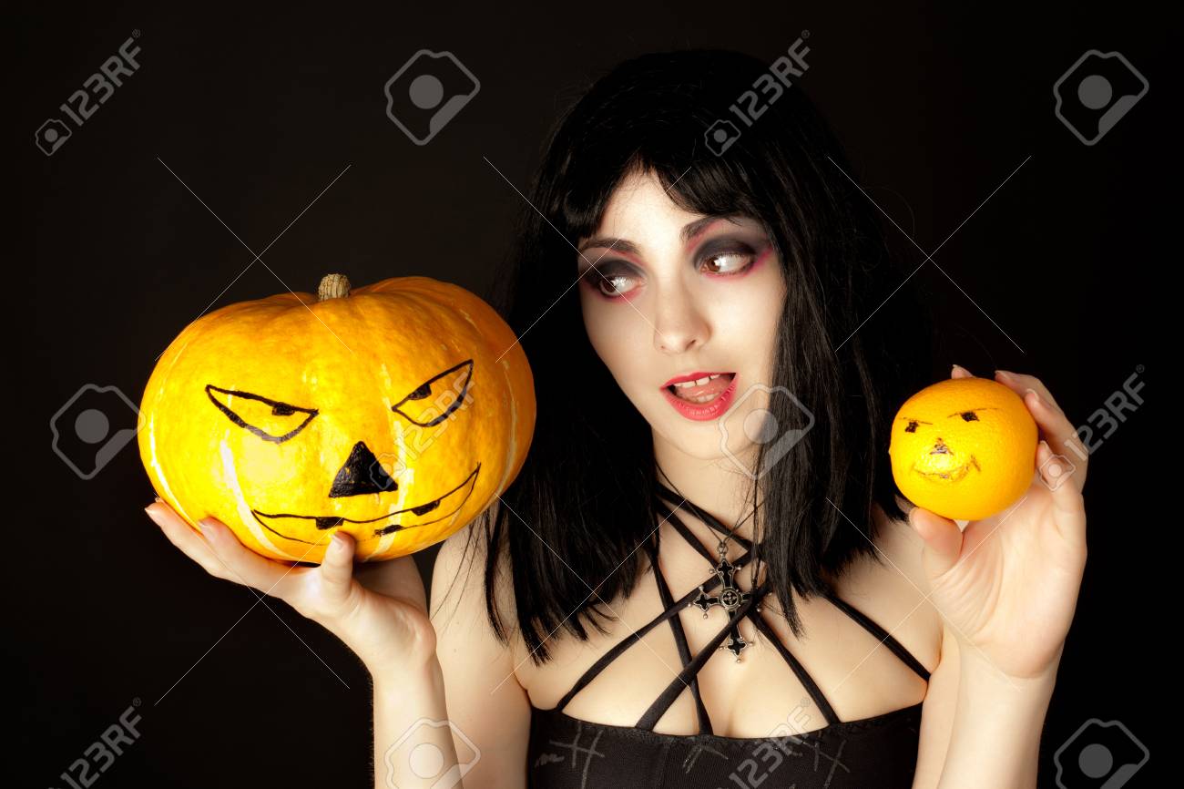 Conviértete en una calabaza encantadora con nuestro maquillaje de calabaza. Potencia tu look de Halloween y sorprende a todos con un maquillaje único. Desbloquea tu creatividad y transformación hoy mismo.