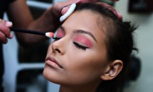 Descubre el fascinante maquillaje de Kat Von D: Productos de calidad y estilo único para lucir radiante.