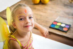 Encuentra el mejor maquillaje para carnaval de niñas y crea looks divertidos y coloridos para ellas.