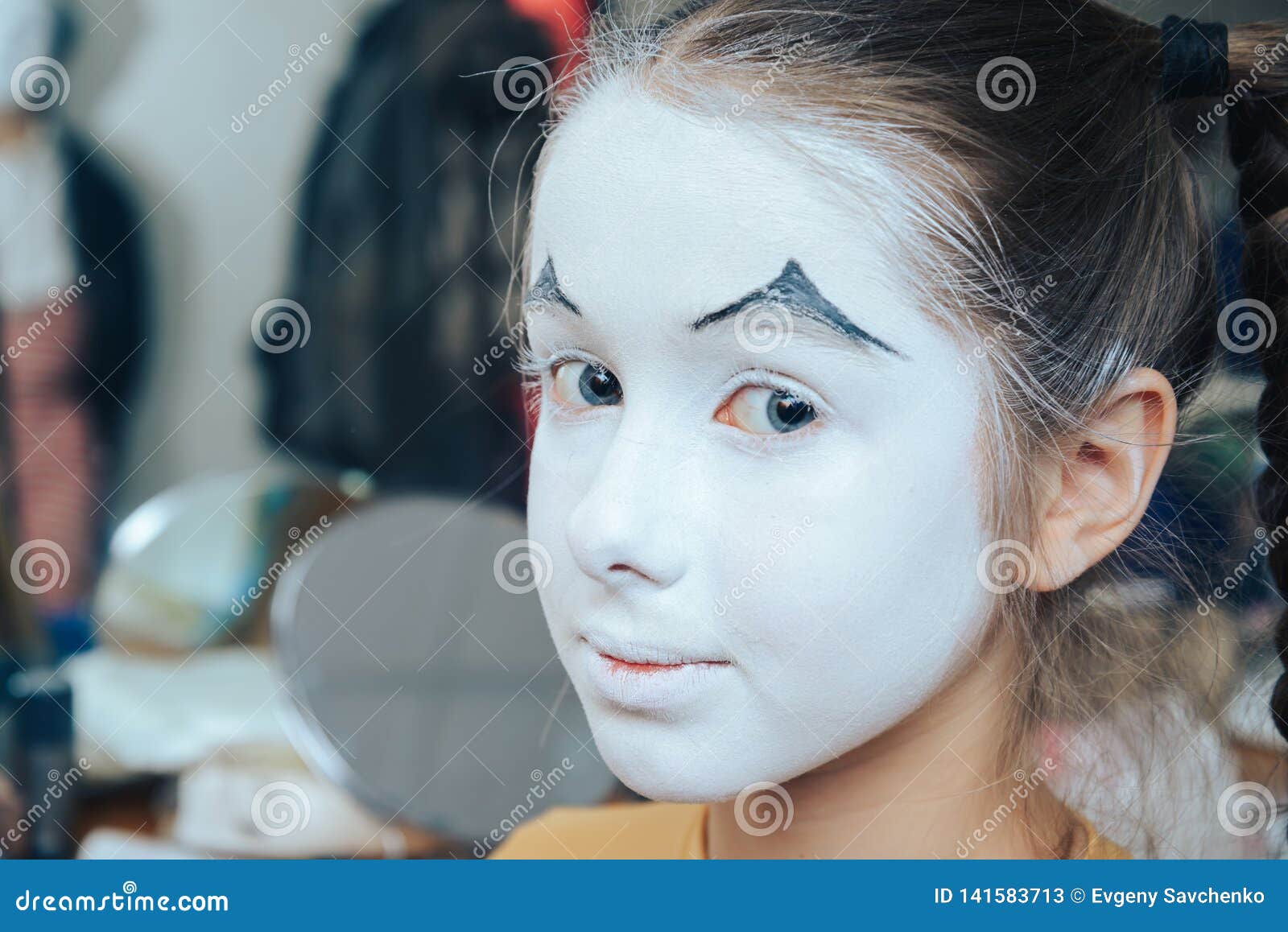 Maquillaje de circo para niñas: ¡Diviértete y sé la estrella del espectáculo!