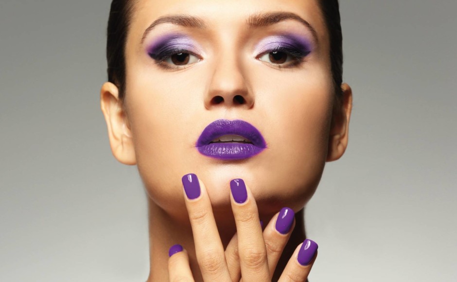 Transforma tu look con un maquillaje azul marino y rojo