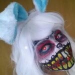 Transforma tu look con el maquillaje de conejo malo y destaca en cualquier ocasión.