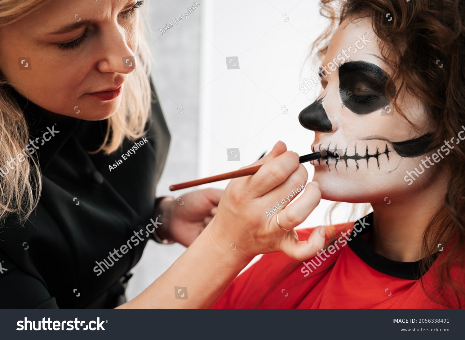 Descubre el impactante maquillaje de demonio y sorprende a todos. ¡Haz clic y aprende a crear tu propia transformación diabólica! Perfecto para Halloween y eventos especiales.