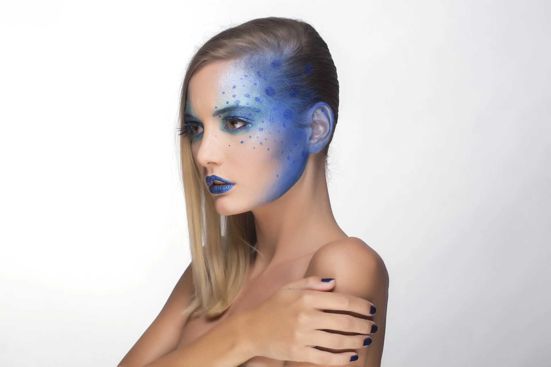 Descubre el arte del maquillaje fantasia: colores, brillo y creatividad. ¡Sorprende con looks únicos y deslumbrantes! Encuentra inspiración y técnicas en nuestra guía especializada.