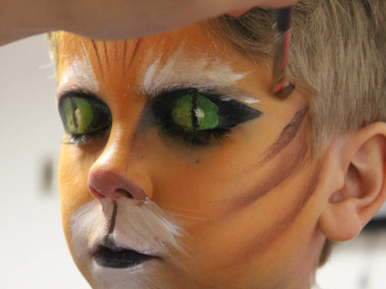 Transforma tu rostro en un encantador Gato con Botas: ¡Descubre nuestro maquillaje!