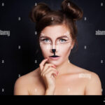 Consigue un look felino con el maquillaje de gato negro.
