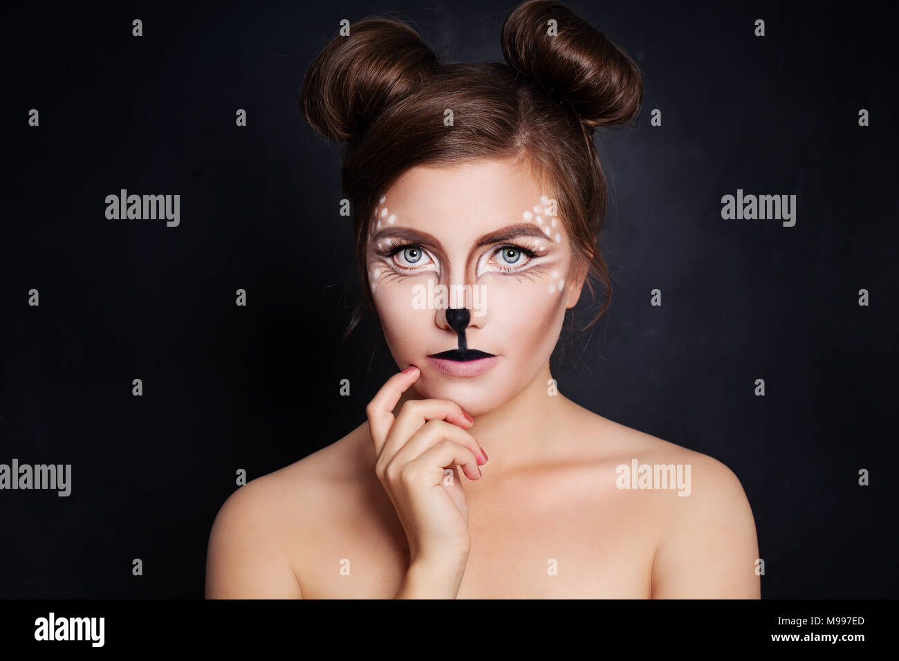 Consigue un look felino con el maquillaje de gato negro.