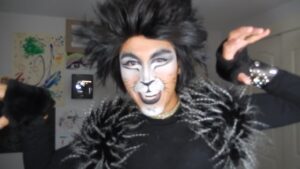 Transforma tu look con sencillo maquillaje de gato para hombre
