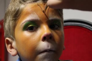 Descubre el encanto del maquillaje de gato con botas para niños y crea divertidos looks