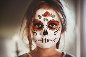 Descubre cómo hacer un maquillaje de Halloween sencillo para niñas