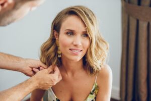 Descubre el maquillaje perfecto para lucir radiante como invitada de boda