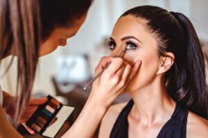 Descubre los mejores tips de maquillaje para invitadas de boda y luce espectacular en ese día especial