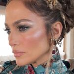 Descubre el secreto del maquillaje de JLo para lucir radiante y deslumbrante. Aprende los trucos de Belleza de la estrella del pop. ¡Sé como JLo con nuestros consejos!