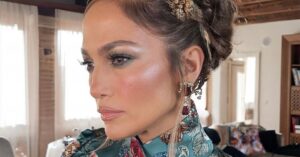 Descubre el secreto del maquillaje de JLo para lucir radiante y deslumbrante. Aprende los trucos de Belleza de la estrella del pop. ¡Sé como JLo con nuestros consejos!