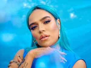 Descubre los secretos del maquillaje Karol G para lucir radiante