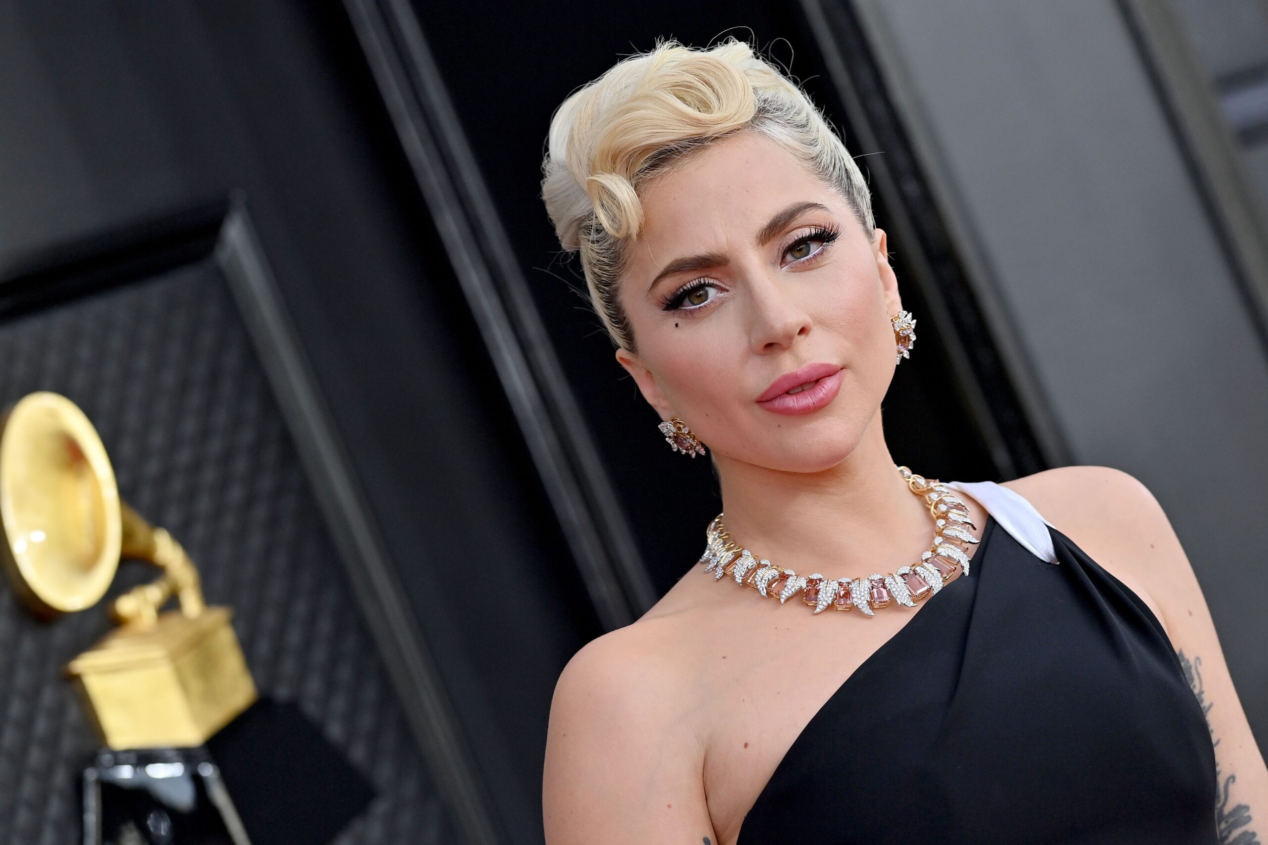 Descubre los secretos del maquillaje de Lady Gaga y luce como una estrella.